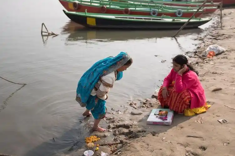 原创实拍那些在恒河中沐浴的印度人大多都是男人直接在岸边换衣服