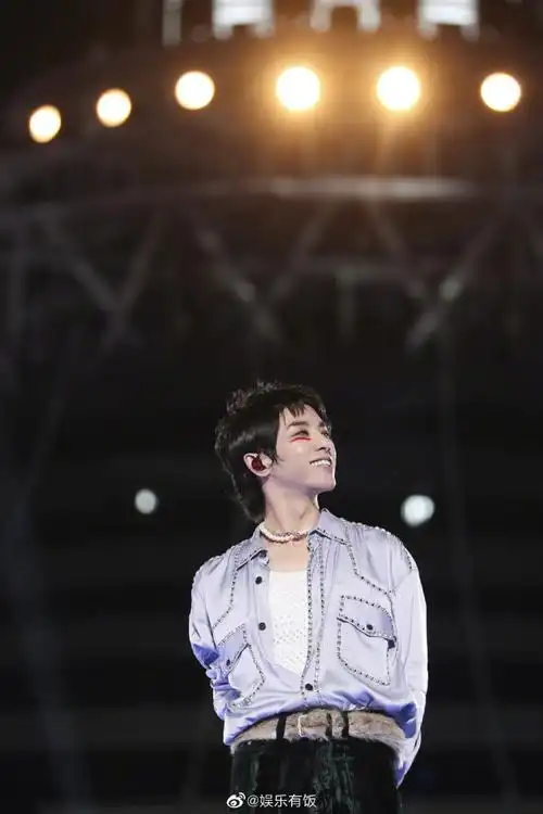 华晨宇yu湖南卫视跨年造型终96脸上戴的山海异兽图腾面具好特别