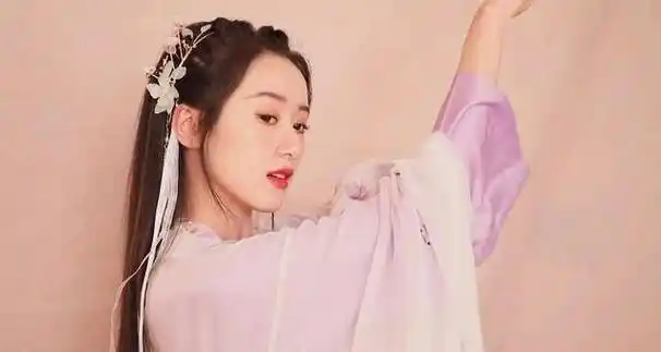 相比之下,袁冰妍的资源差多了,甚至不如张予曦.