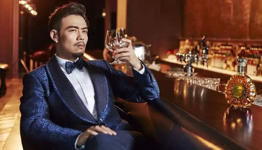 型男杨烁的困局:从小包总的浪漫痴情,到现在的霸总瘾"大油田"_戴娆