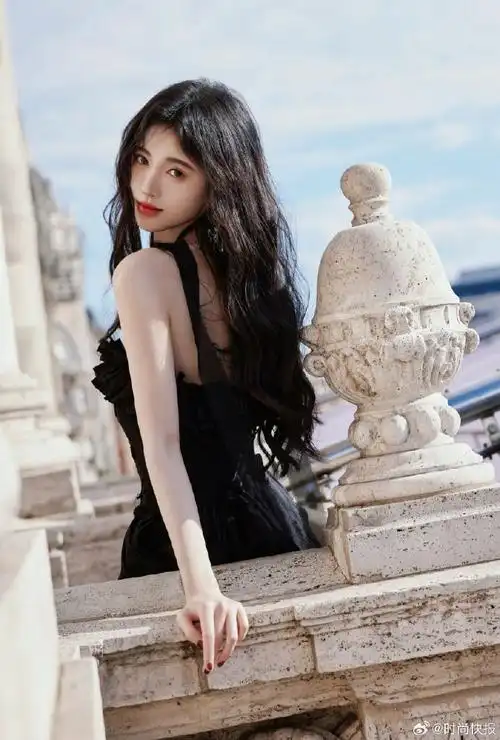 鞠婧祎是古堡公主吧#鞠婧祎匈牙利写真,卷发搭配黑色花簇连衣裙,这就