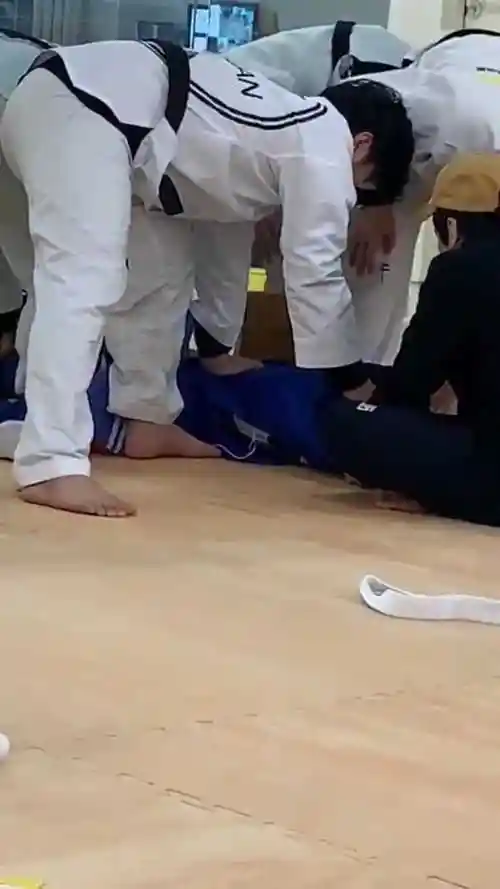 跆拳道的压腿现场,听这个哭喊声,就知道有多疼了!