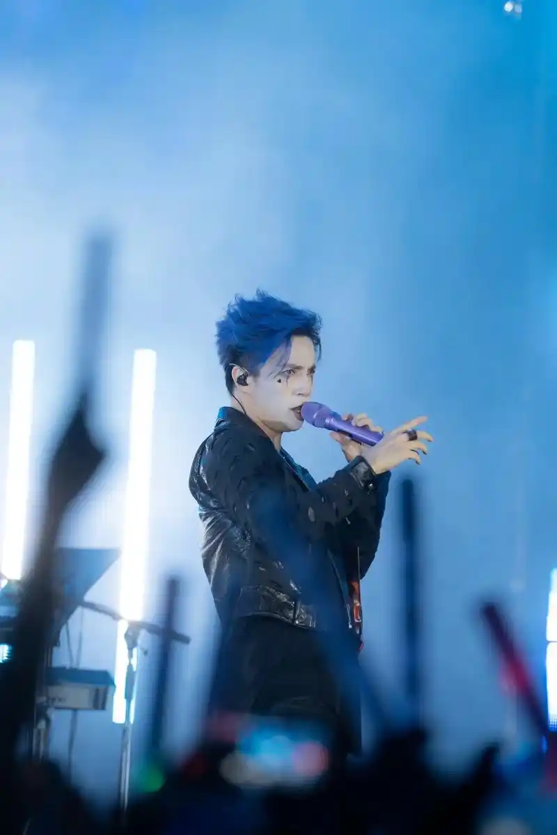 薛之谦在乌鲁木齐唱歌的照片.#薛之谦 #音乐节现场 - 抖音