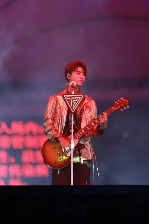 简介:王俊凯六周年演唱会帅气舞台照图片,分享一组王俊凯图片给大家