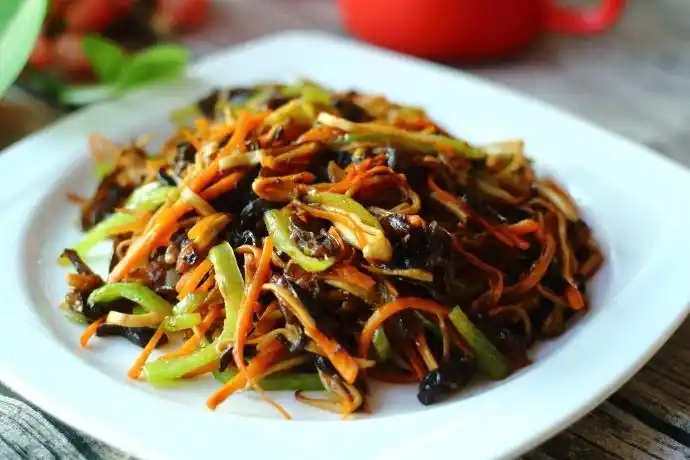 不管是川菜馆还是湘菜馆都有这道特色菜,因为它的味道特别,价格平民化