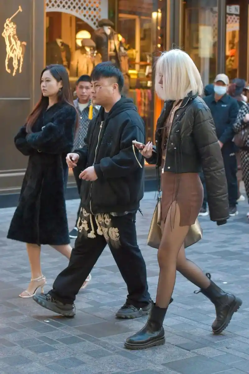 三里屯#街拍#时尚穿搭#美女#情侣 - 抖音