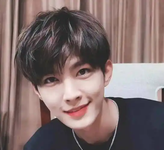 其实炎亚纶过去有过不少绯闻对象,且男女皆有,如今有网友挖出,炎亚纶