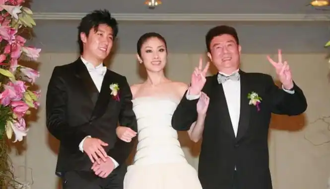 同时,陈慧琳家境很好,她的父亲陈崇伟是香港富豪,著名的珠宝商,其家族