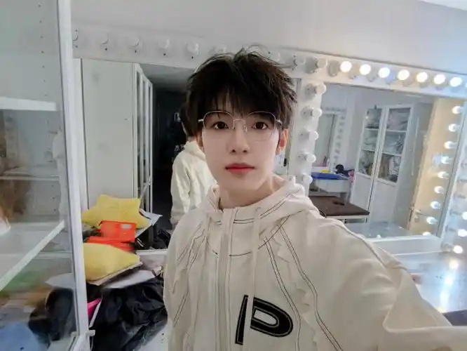 张泽禹自拍小合集放送91  多角度自拍帅气迷人的少年