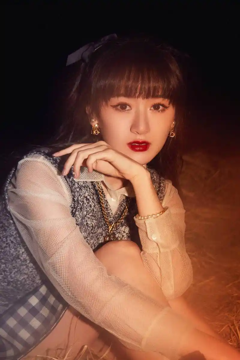 袁冰妍一组造型图释出,身穿无袖针织衫搭配格子短裤,少女感满分