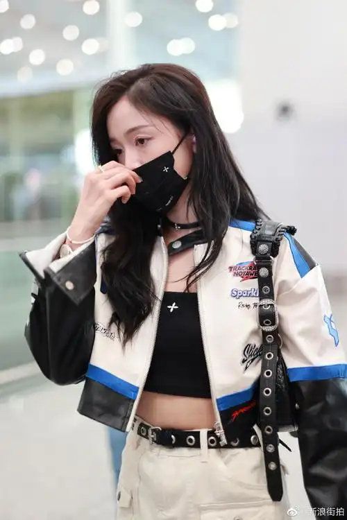 吴宣仪超话#街拍时刻#2022/08/29@吴宣仪_betty最新机场街拍