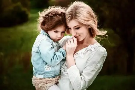 母亲和孩子在自然母亲和孩子在自然母亲和孩子在自然年轻漂亮的孕妇穿