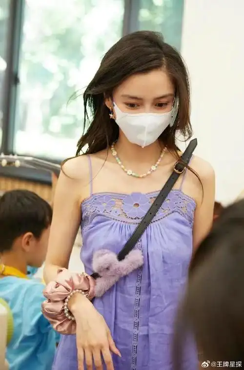 angelababy参加小海绵学校活动