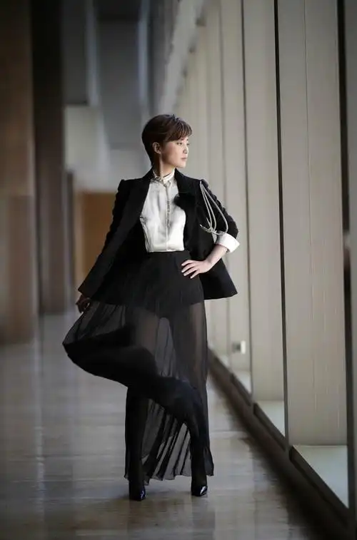 简介:蒋勤勤图片:黑色西装搭配薄纱裙帅气又妩媚,分享一组蒋勤勤图片