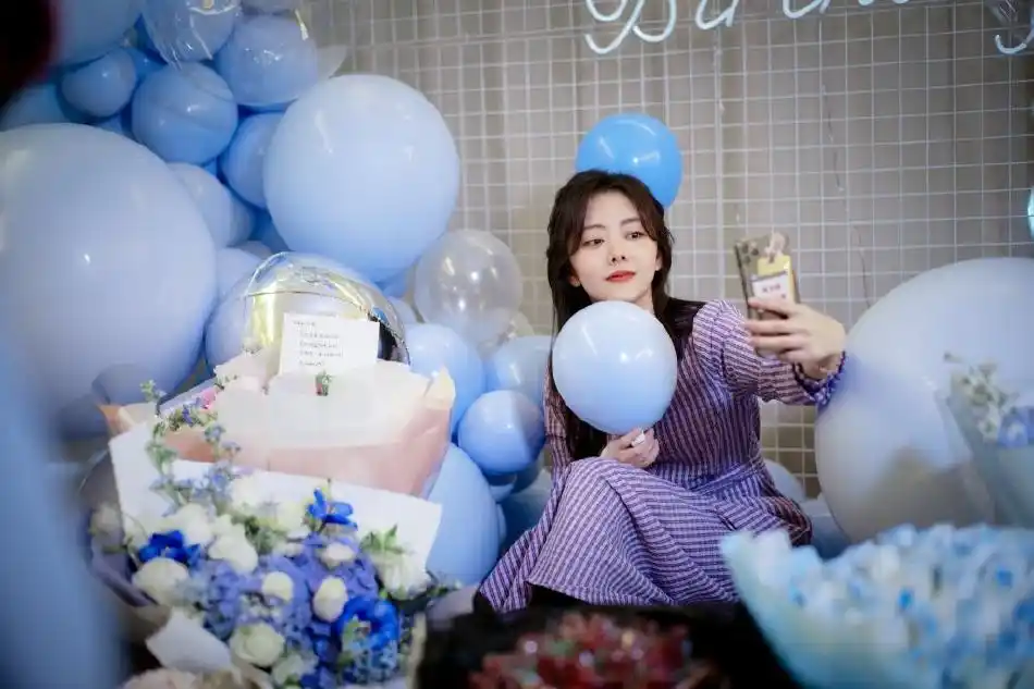 组图:谭松韵生日现场照笑容甜 手捧鲜花气球环绕好有氛围感
