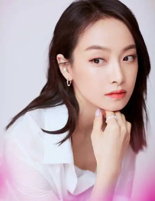 宋茜年龄真没白长,穿白衬衫配直筒牛仔裤,这气质跟少女区别好大_造型