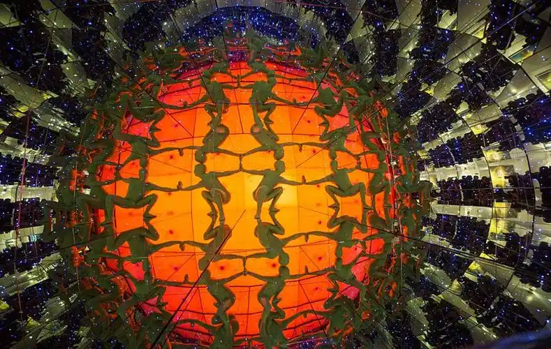 意大利舞者在巨型万花筒中跳舞 景象奇特