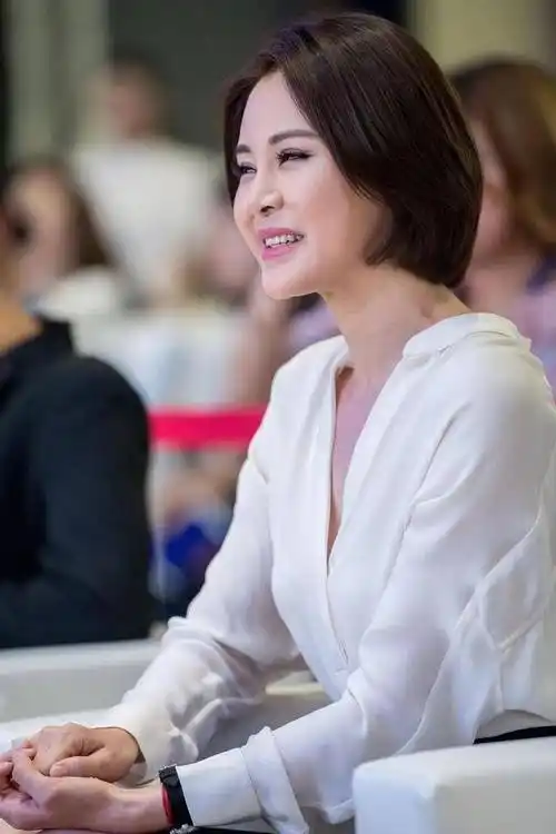 原创佟大为老婆气质好出众白色衬衫配半身裙就这么美波波头好减龄