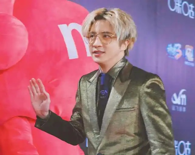 薛之谦100岁后长啥样?一头白发满脸褶皱,谦友:莫名的心痛