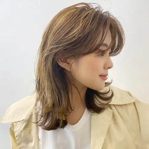 此外,八字卷可说是一款不挑人的发型,无论是圆脸,方脸,长脸都能以八字