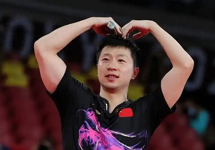 一些网友质疑妻子夏露的动机和编造她的谣言时,马龙专门发文霸气护妻