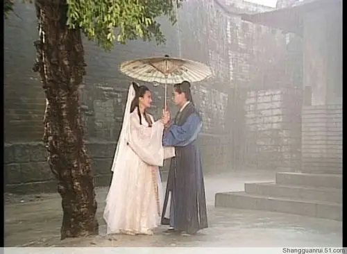 小品《新白娘子生二胎》在港湖村年会舞台演出!