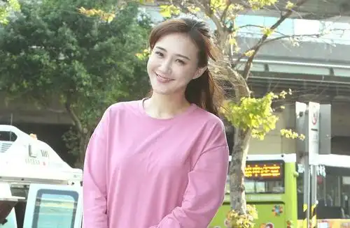 女星何妤玟恢单后更辣罕见秀细肩带白嫩美肌全走光