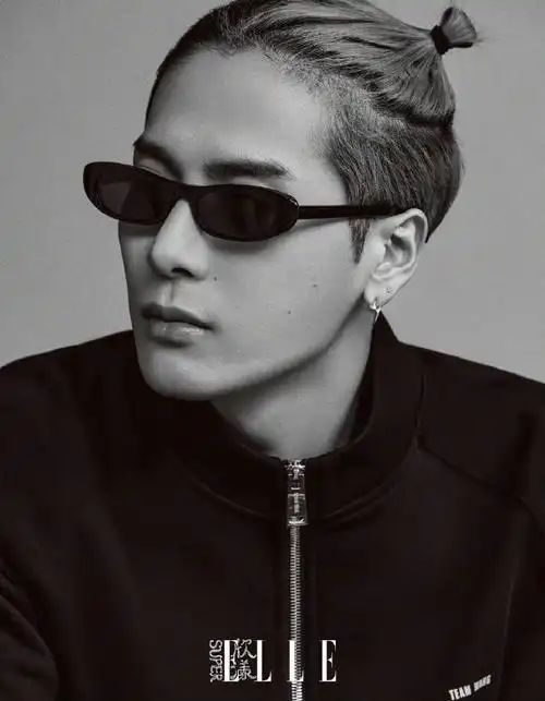 王嘉尔superelle开年刊封面