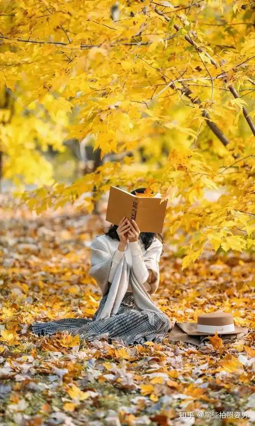 拍秋景人像,我们大可放心,把自己交给风景,拍拍不露脸的照片