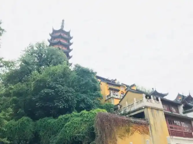 它拥有1600年历史,在是中国四大名寺之一,佛教禅宗寺庙中地位非常高