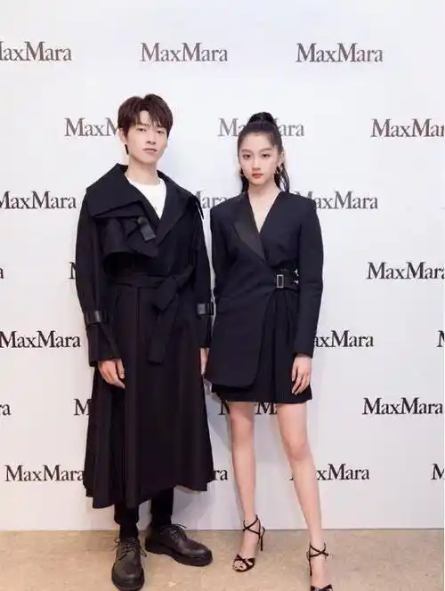 原创关晓彤穿衣服真作弊还以为她穿的很厚实但却偏偏露出肚脐眼