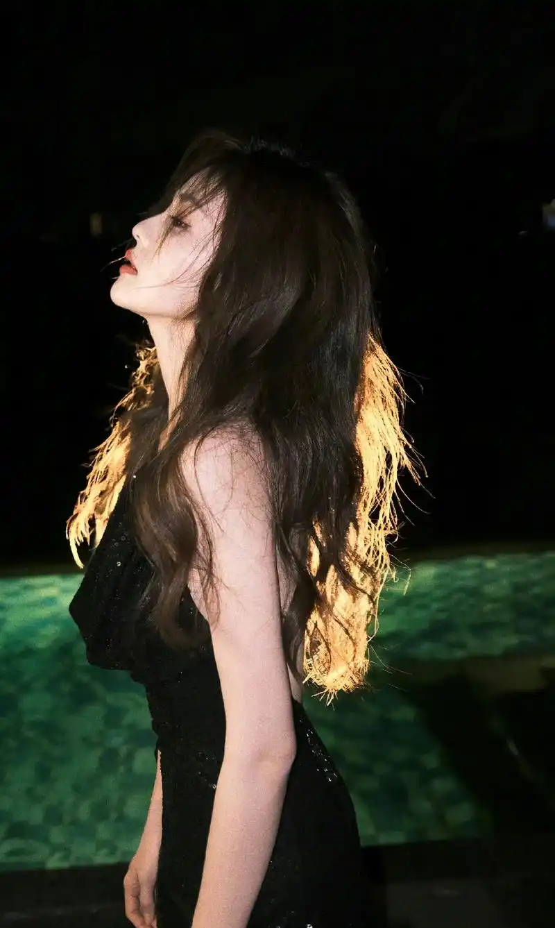 白鹿.#白鹿黑色挂脖长裙随拍 #白鹿  白鹿黑色挂脖长裙随拍 - 抖音