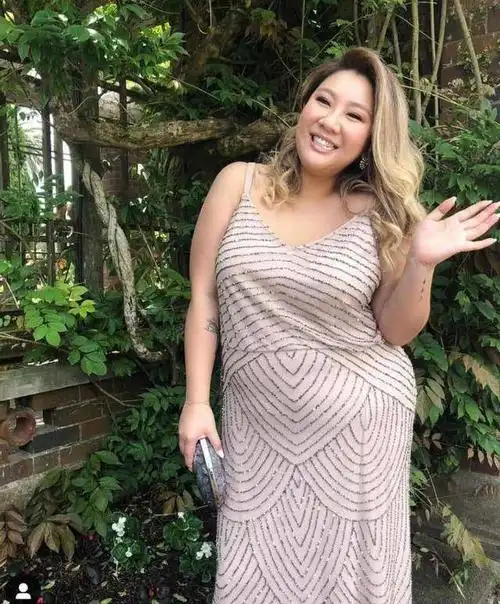 郑欣宜胖到180斤照样自信?穿吊带连衣裙配长卷发,比瘦子还惊艳