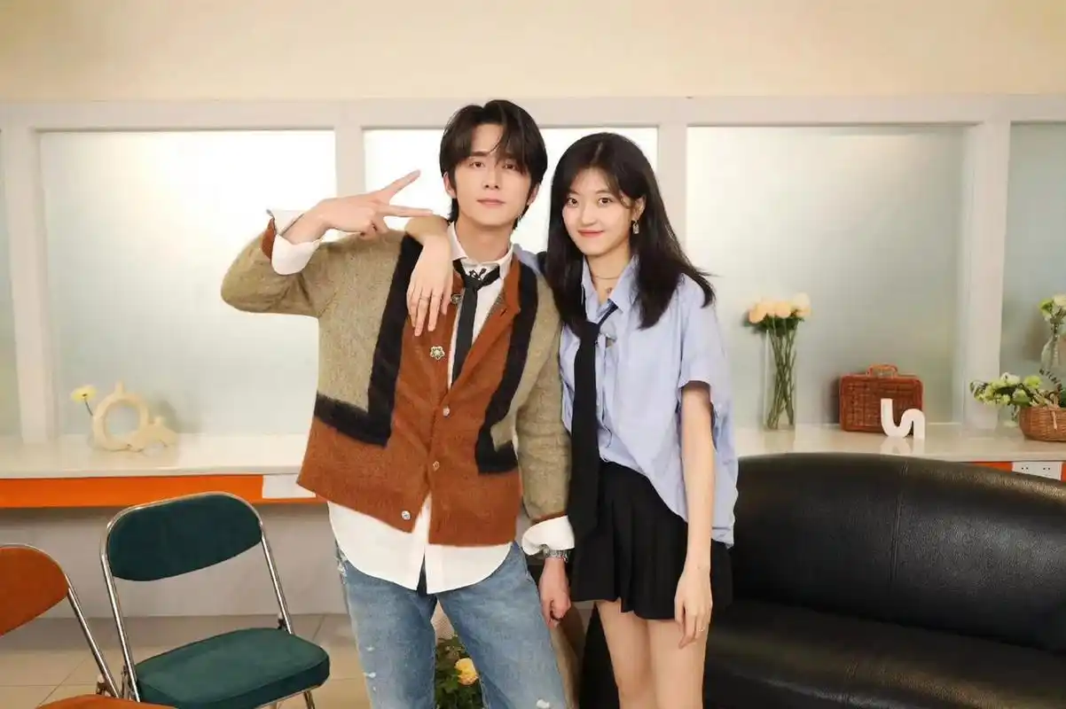 张新成与孙千真的挺有cp感的,感觉孙千就像那种小女生,站在谁身材都能