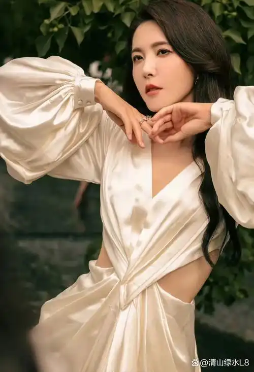 曾黎是中戏毕业的,被同学保剑峰夸为中戏200年一遇的美女,这明显是