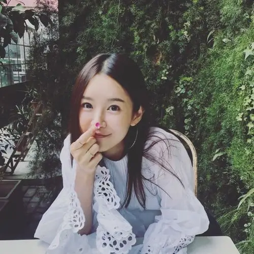 3月9日下午,陈赫妻子张子萱晒出一组写真,自去年生完宝宝,这是她