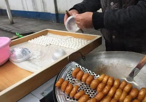 老人街边摆摊卖小吃, 5元一碗份量足, 有人嫌弃他的手不干净