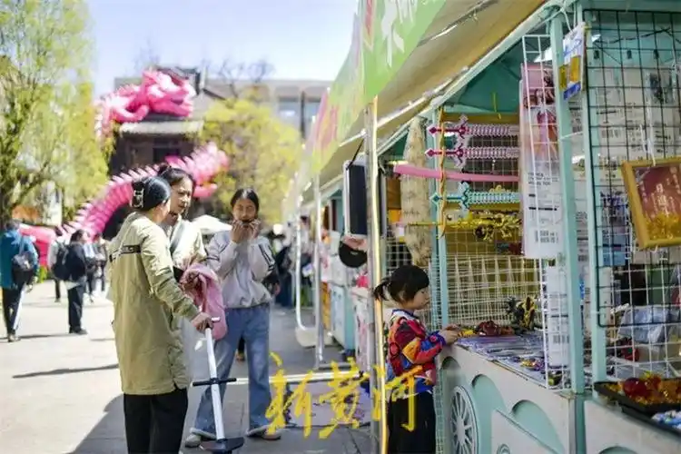 春暖花开催热露天市集 文创唱主角满是"文艺范儿"_腾讯新闻