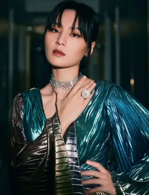 周笔畅蝴蝶流光裙轻盈灵动举手投足彰显大气