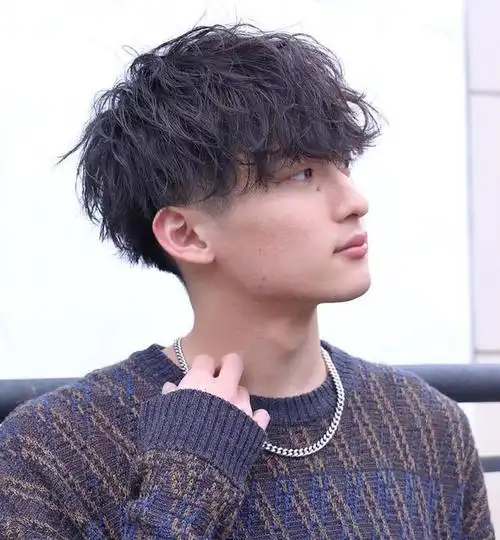 说到男人变帅的问题,发型是不可避免的,好的发型可以有效地提升自身的