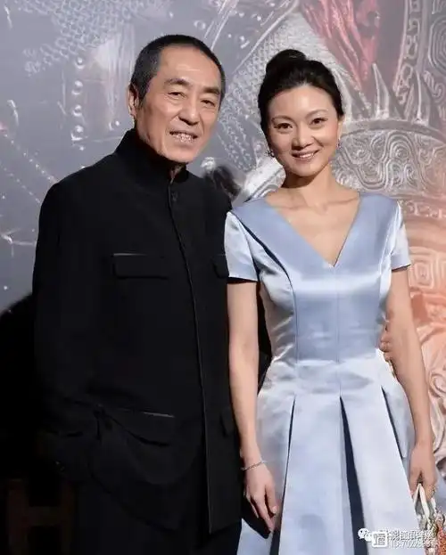 张艺谋陈婷现身美国知名大学参加大儿子毕业礼二儿子就读耶鲁