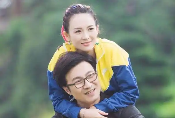 汪峰章子怡合体破婚变,一人牵一娃全程零互动,章妈疑露面