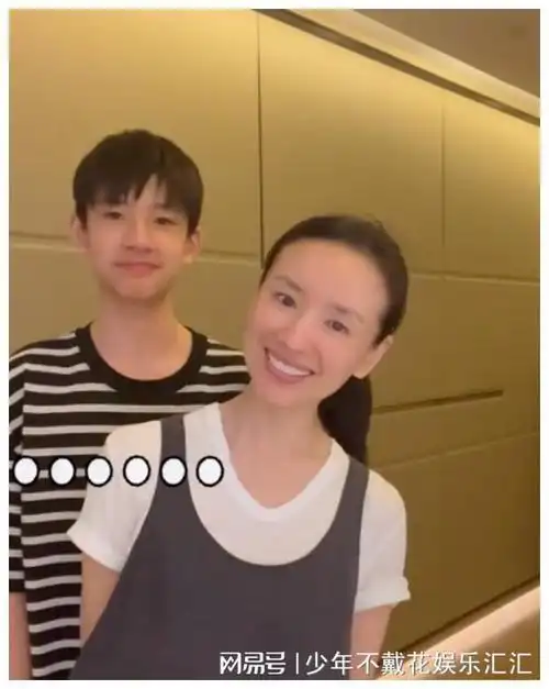 董洁晒顶顶正脸照五官长开有潘粤明影子颜值和杨洋有得一比