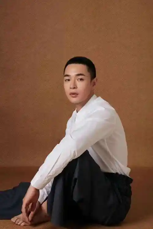 董春辉春日写真来袭复古风尚简约洒脱