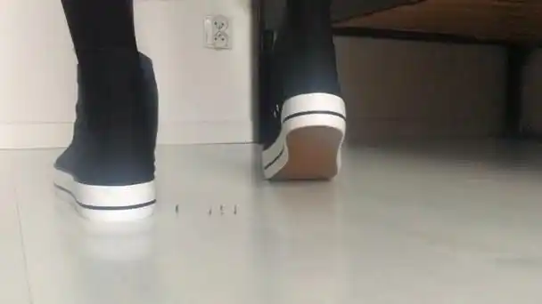 高个子女生的帆布鞋踩踩