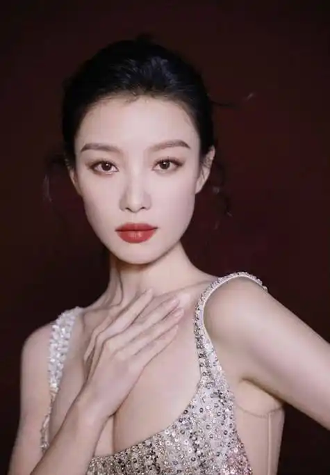 倪妮工作室发布最新仙境造型,粉嫩礼服闪耀夺目,散发女神气质!