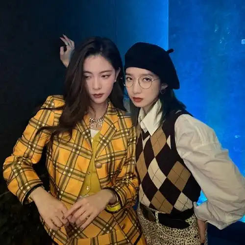 孟美岐零点发文为宋妍霏庆生晒多张贴脸合照亲密无间