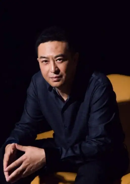 张嘉译双手合在一起,犀利的眼神也是很霸气了