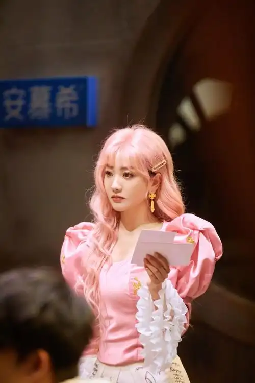 杨蓉超话「蓉匠」#大侦探#捉到了一个从橱窗里跑出来的洋娃娃@杨蓉