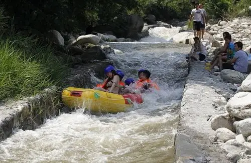 美女穿比基尼玩漂流 胸罩被冲掉走光